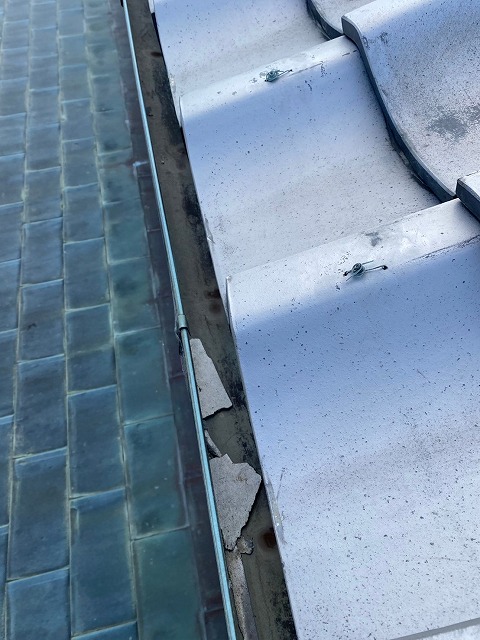 雨樋に漆喰が溜まった状態